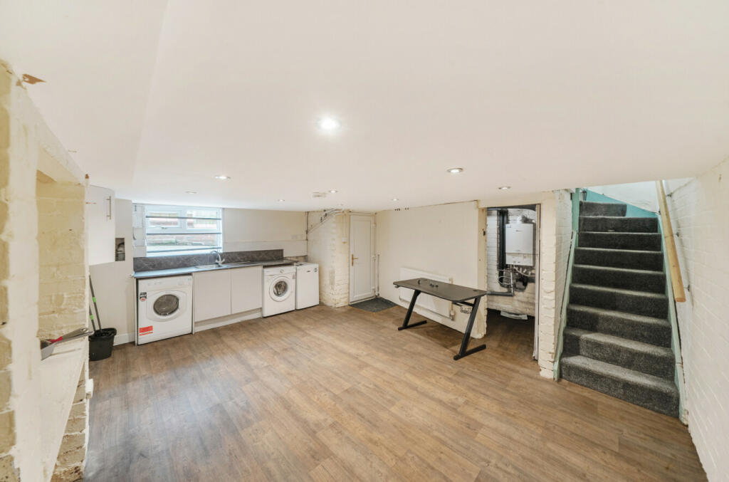 3 bed End of Terrace