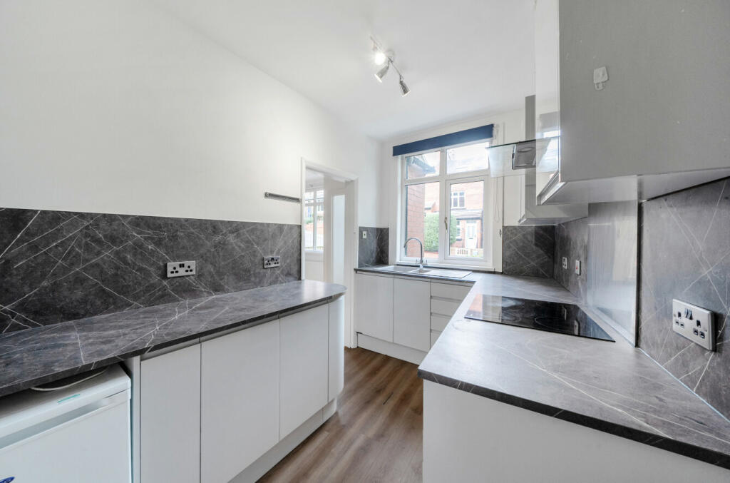3 bed End of Terrace