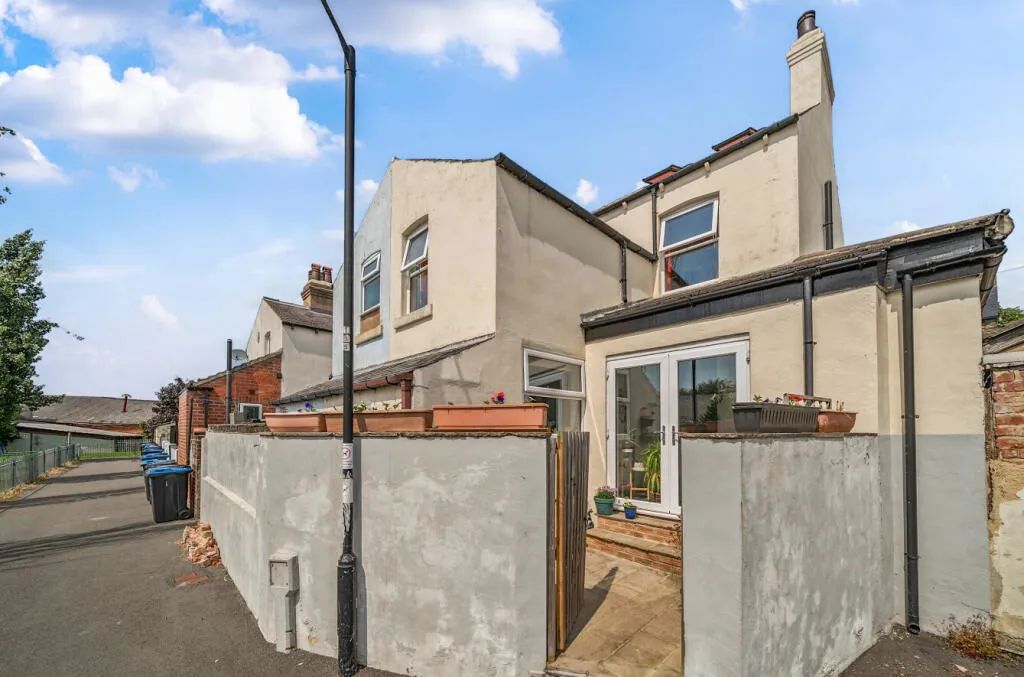 3 bed End of Terrace