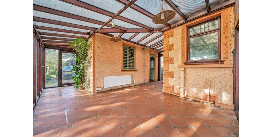 Detached bungalow, 2.7 acres & outbuildings