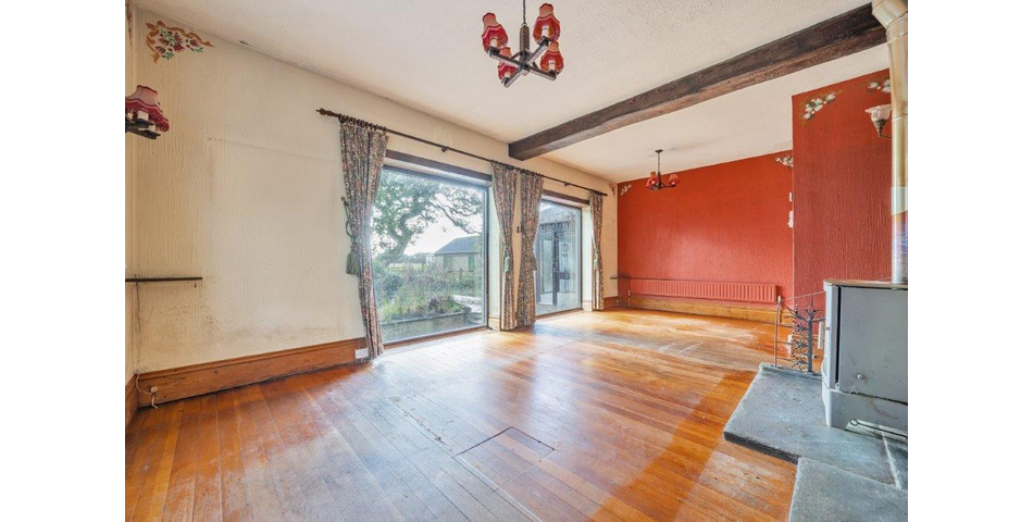 Detached bungalow, 2.7 acres & outbuildings