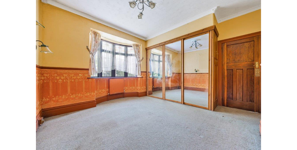 Detached bungalow, 2.7 acres & outbuildings