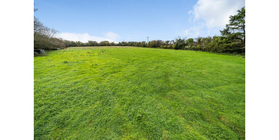 Detached bungalow, 2.7 acres & outbuildings