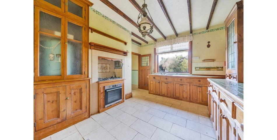 Detached bungalow, 2.7 acres & outbuildings