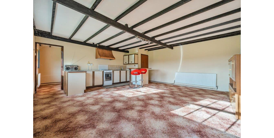 Detached bungalow, 2.7 acres & outbuildings