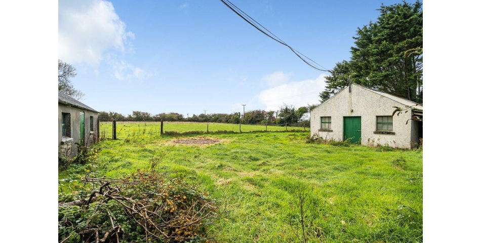 Detached bungalow, 2.7 acres & outbuildings