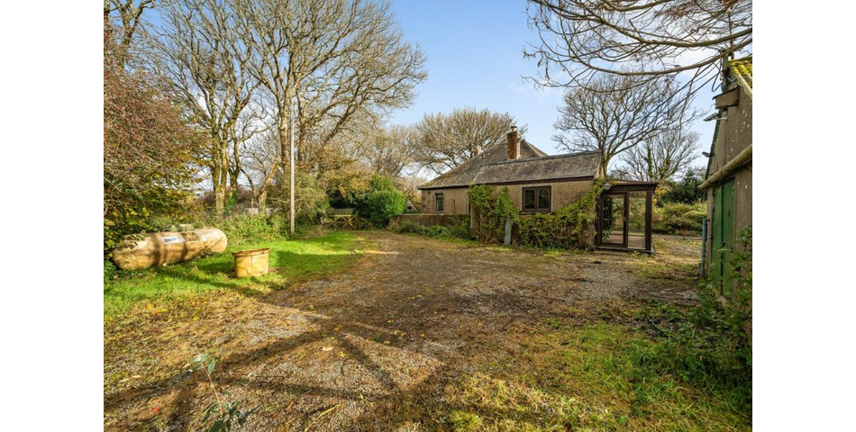 Detached bungalow, 2.7 acres & outbuildings