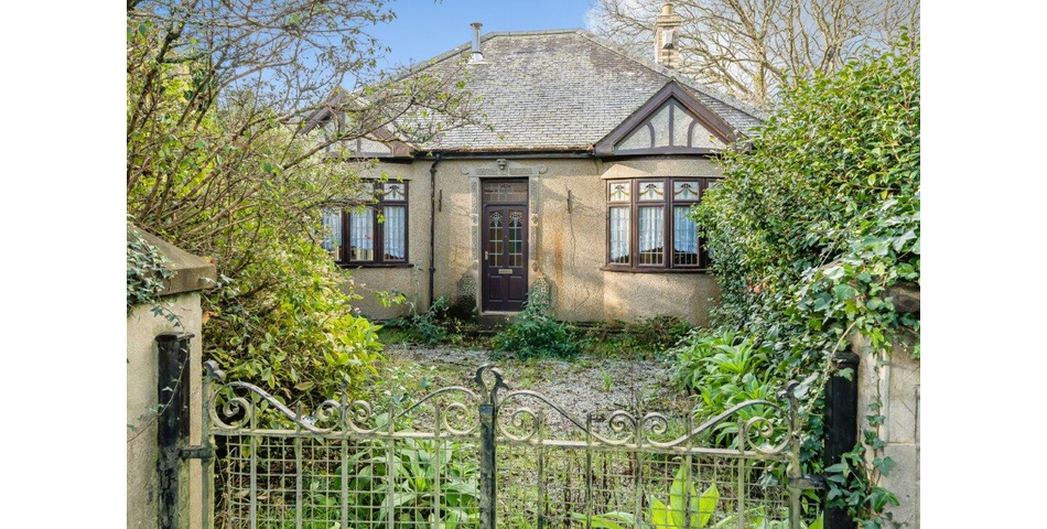 Detached bungalow, 2.7 acres & outbuildings
