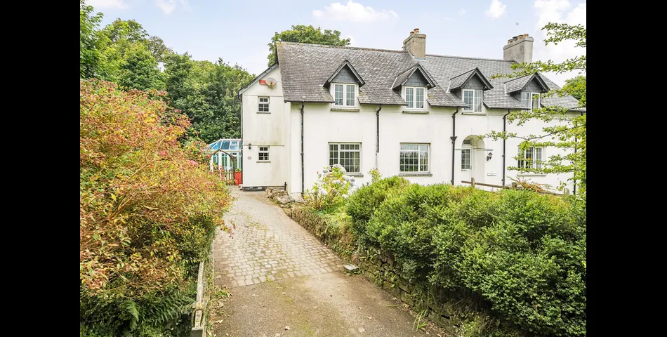 4/5 bedroom semi-detached house with 3/4 acre garden