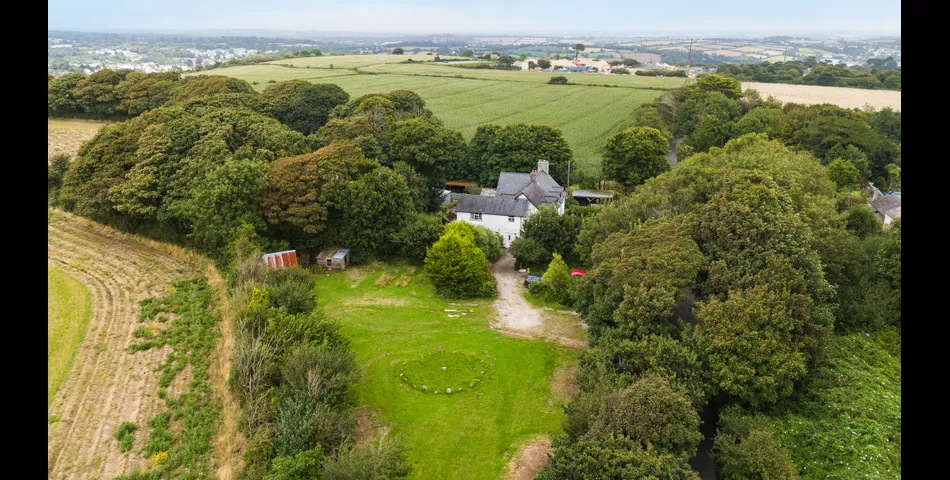 4/5 bedroom semi-detached house with 3/4 acre garden