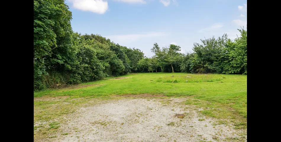 4/5 bedroom semi-detached house with 3/4 acre garden