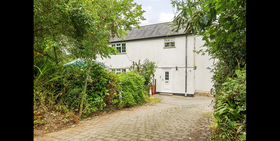 4/5 bedroom semi-detached house with 3/4 acre garden