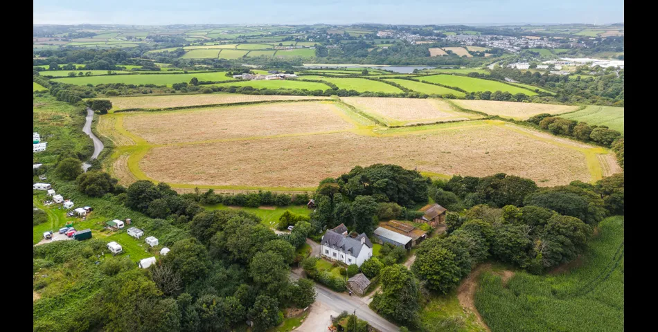 4/5 bedroom semi-detached house with 3/4 acre garden