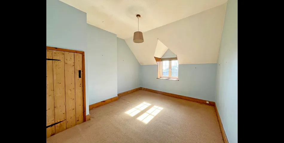 4/5 bedroom semi-detached house with 3/4 acre garden