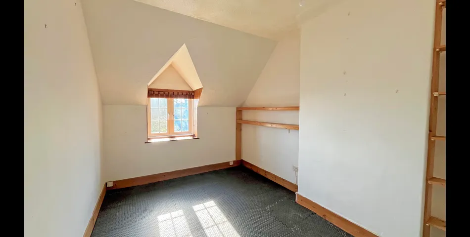 4/5 bedroom semi-detached house with 3/4 acre garden