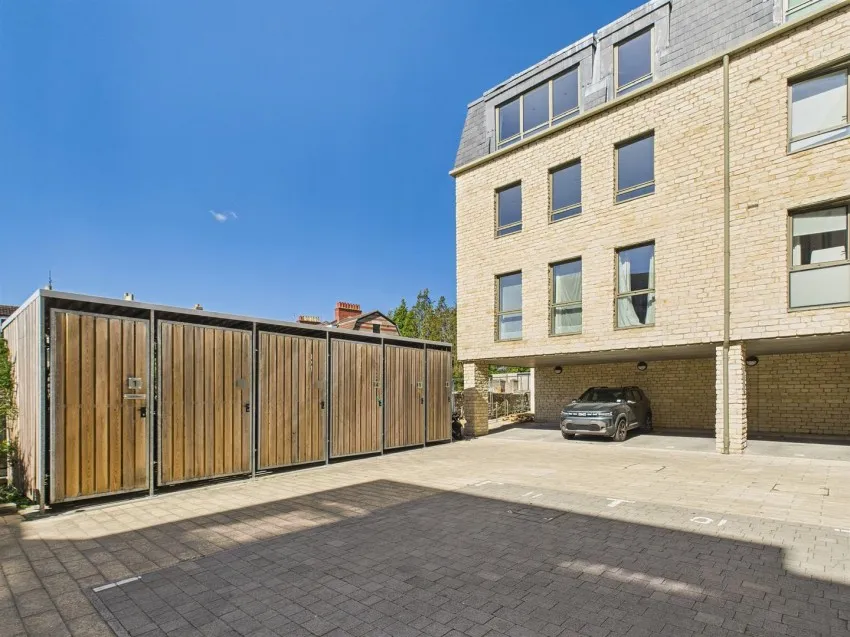 Flat 16 South Building, River View Court, Victoria Bridge Road, Bath, BA1 3FA