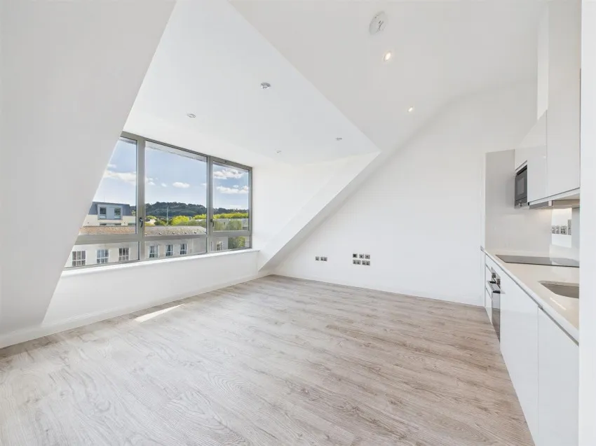 Flat 16 South Building, River View Court, Victoria Bridge Road, Bath, BA1 3FA