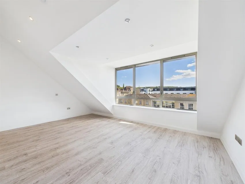 Flat 16 South Building, River View Court, Victoria Bridge Road, Bath, BA1 3FA