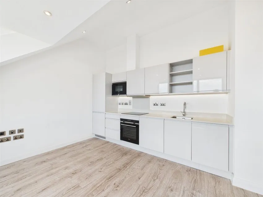 Flat 16 South Building, River View Court, Victoria Bridge Road, Bath, BA1 3FA
