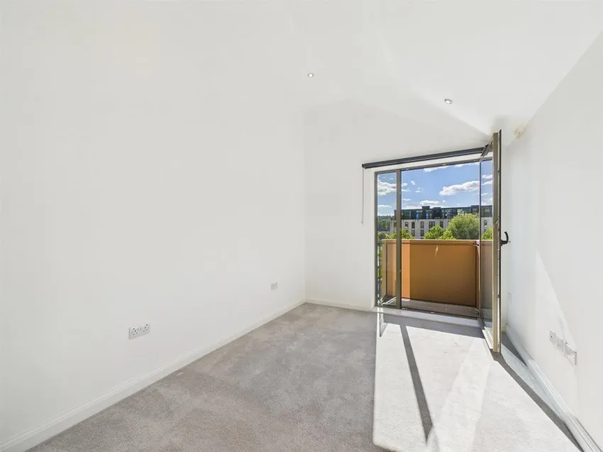 Flat 16 South Building, River View Court, Victoria Bridge Road, Bath, BA1 3FA