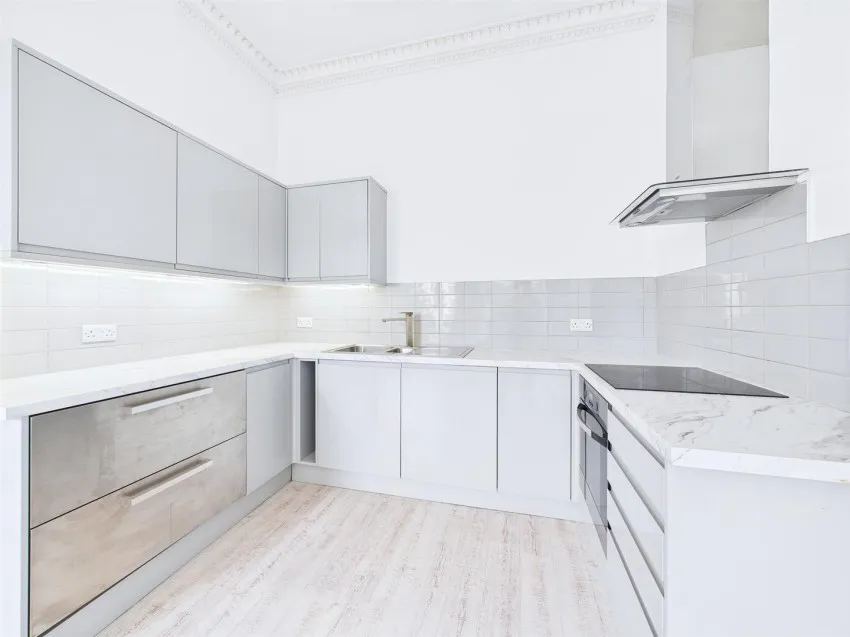 Flat 5, 42,
                                Caledonia Place, Clifton,
                                Bristol, BS8 4DN