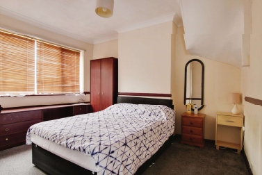 5 bed Semi-Detached