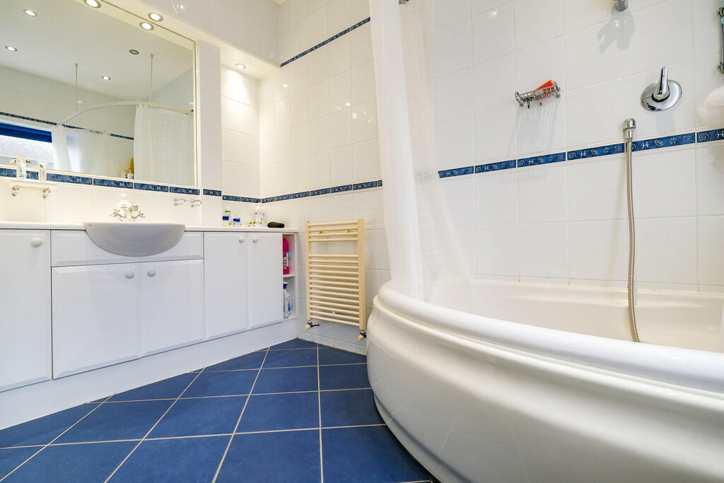 7 bed Detached