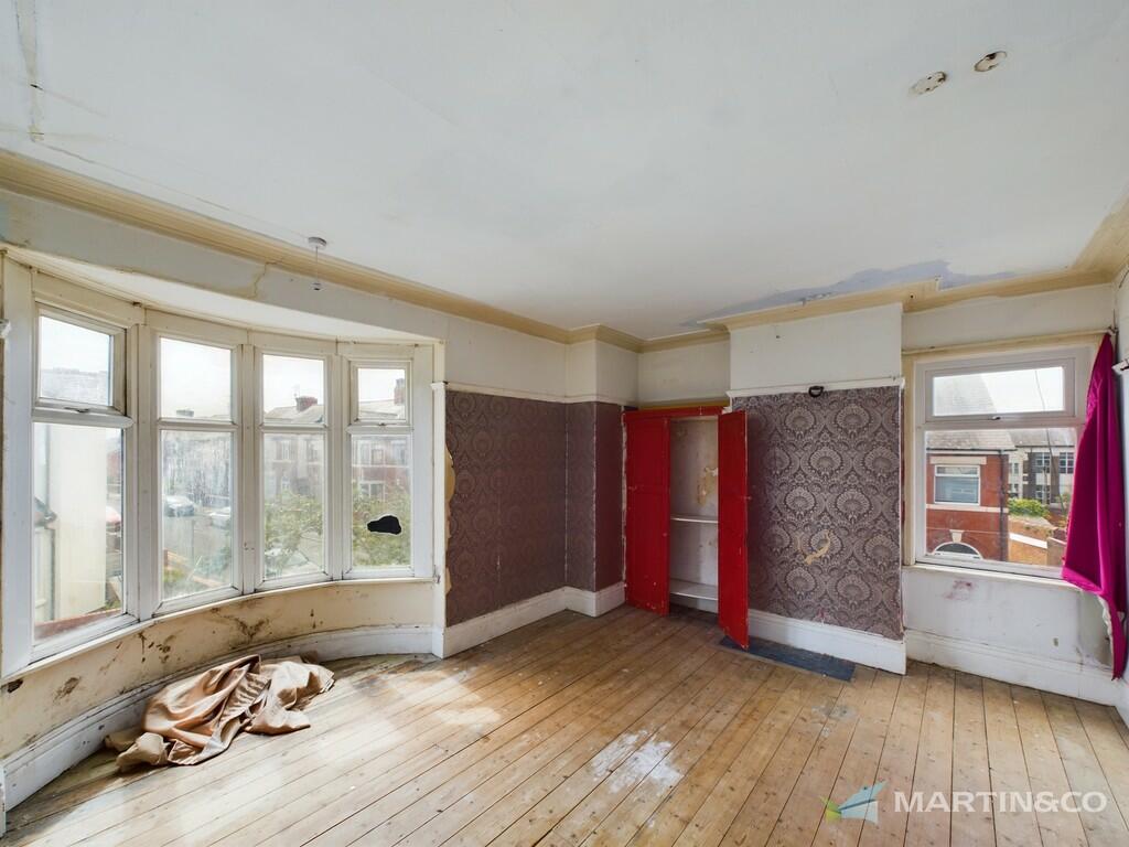 5 bed Detached