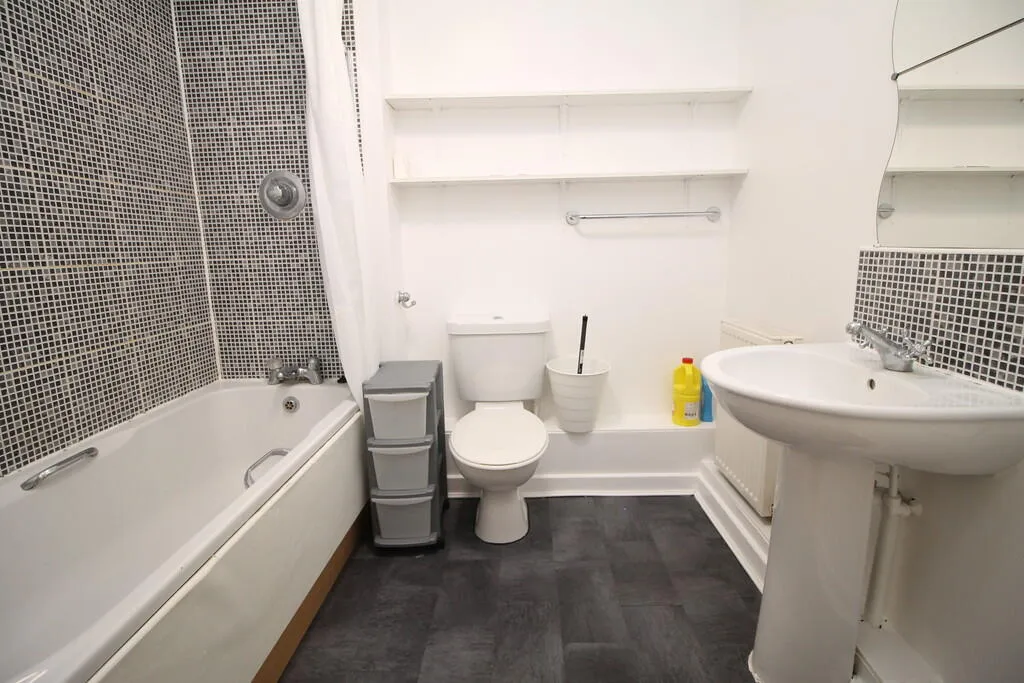 2 bed Ground Flat