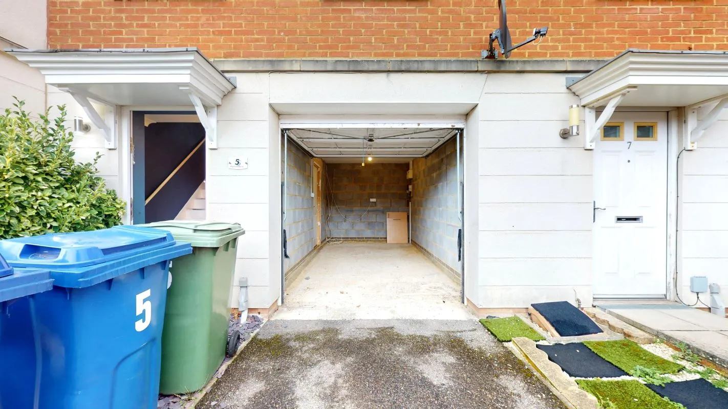 Online Property Auction in London: Bismuth Drive, Sittingbourne, ME10 5JT | Auction ends 22/10/2025.