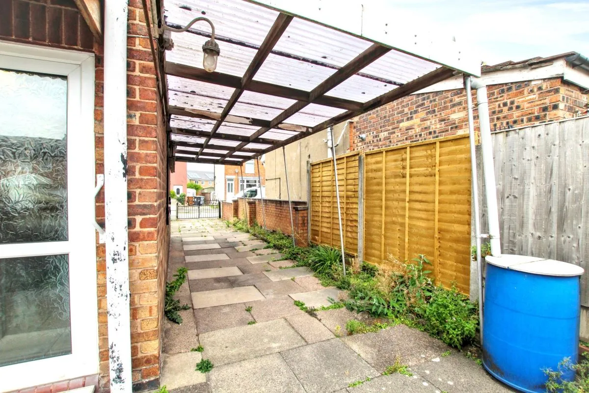 Online Property Auction in London: Stoneley Avenue, Crewe, CW1 4NH | Auction ends 22/10/2025, a Guide Price of £40,000+.
