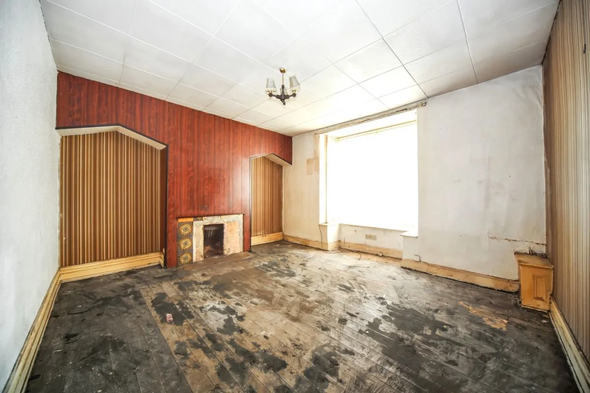 Online Property Auction in London: Leinster Street, Farnworth, Bolton, BL4 9HS | Auction ends 22/10/2025, a Guide Price of £50,000+.