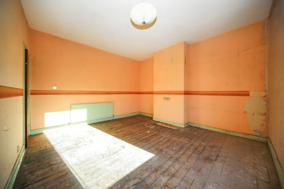 Online Property Auction in London: Leinster Street, Farnworth, Bolton, BL4 9HS | Auction ends 22/10/2025, a Guide Price of £50,000+.