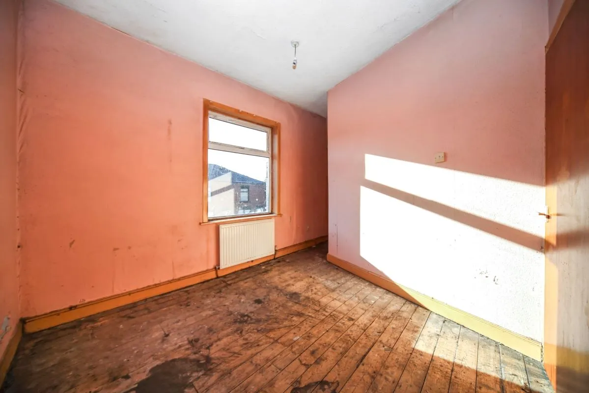 Online Property Auction in London: Leinster Street, Farnworth, Bolton, BL4 9HS | Auction ends 22/10/2025, a Guide Price of £50,000+.