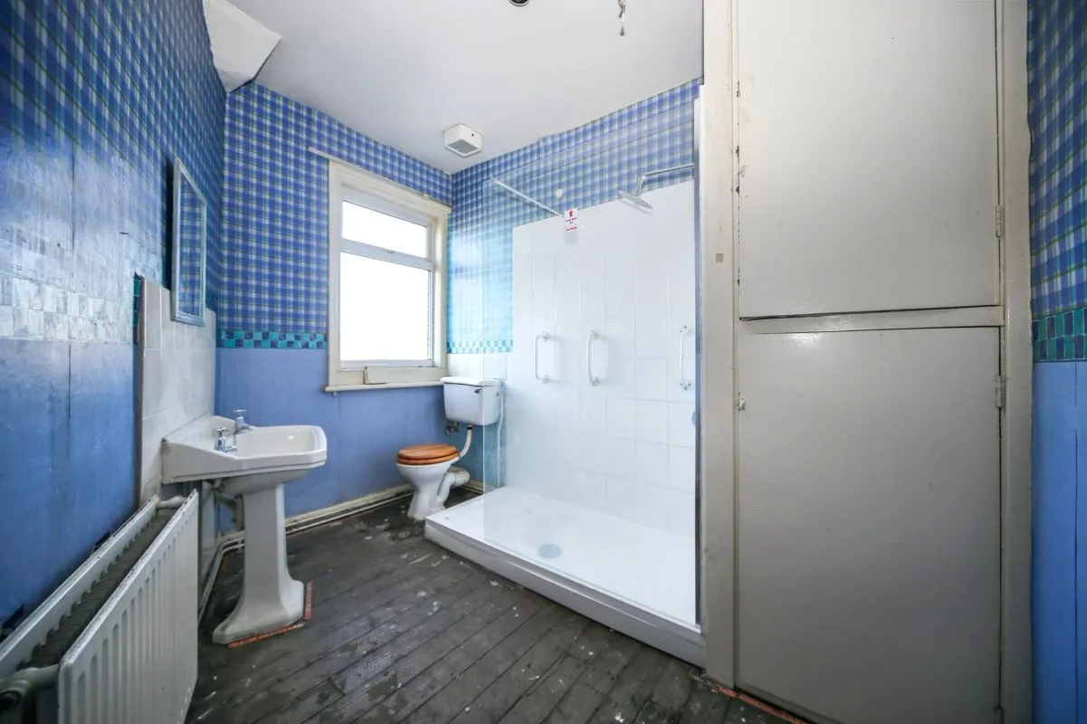 Online Property Auction in London: Leinster Street, Farnworth, Bolton, BL4 9HS | Auction ends 22/10/2025, a Guide Price of £50,000+.