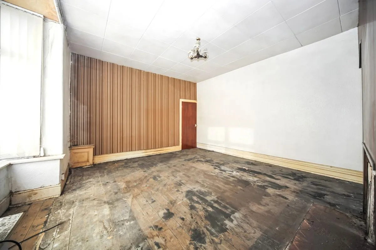 Online Property Auction in London: Leinster Street, Farnworth, Bolton, BL4 9HS | Auction ends 22/10/2025, a Guide Price of £50,000+.