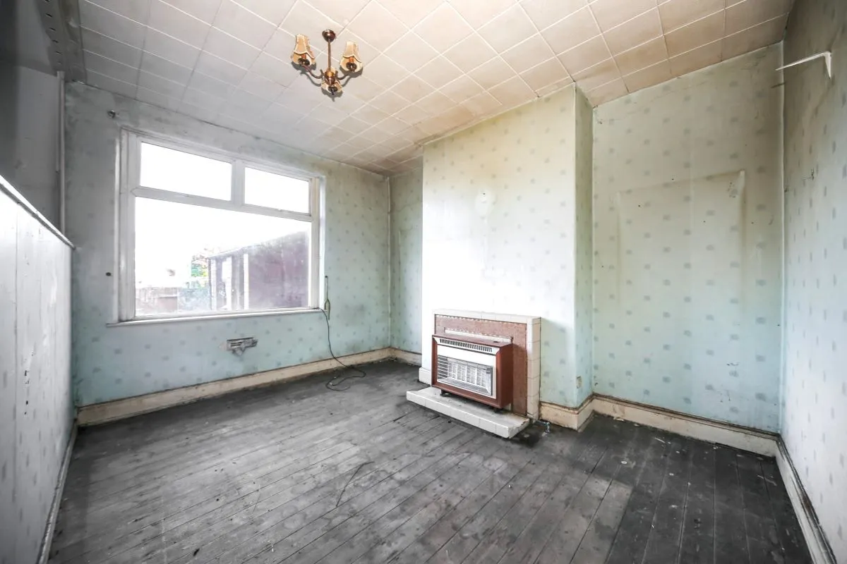 Online Property Auction in London: Leinster Street, Farnworth, Bolton, BL4 9HS | Auction ends 22/10/2025, a Guide Price of £50,000+.