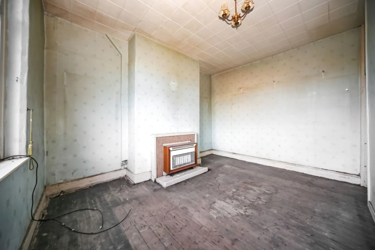 Online Property Auction in London: Leinster Street, Farnworth, Bolton, BL4 9HS | Auction ends 22/10/2025, a Guide Price of £50,000+.
