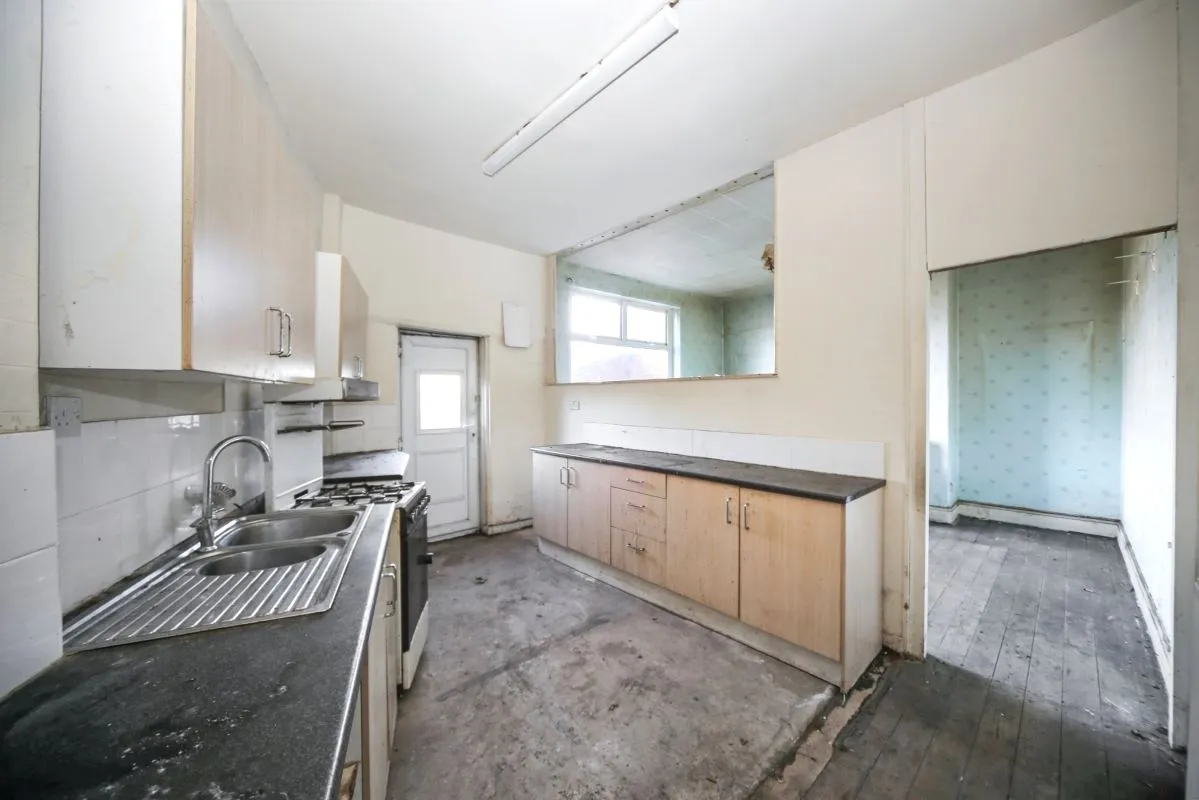 Online Property Auction in London: Leinster Street, Farnworth, Bolton, BL4 9HS | Auction ends 22/10/2025, a Guide Price of £50,000+.