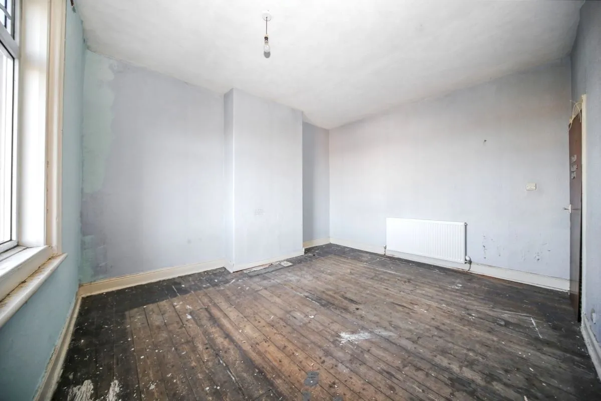 Online Property Auction in London: Leinster Street, Farnworth, Bolton, BL4 9HS | Auction ends 22/10/2025, a Guide Price of £50,000+.