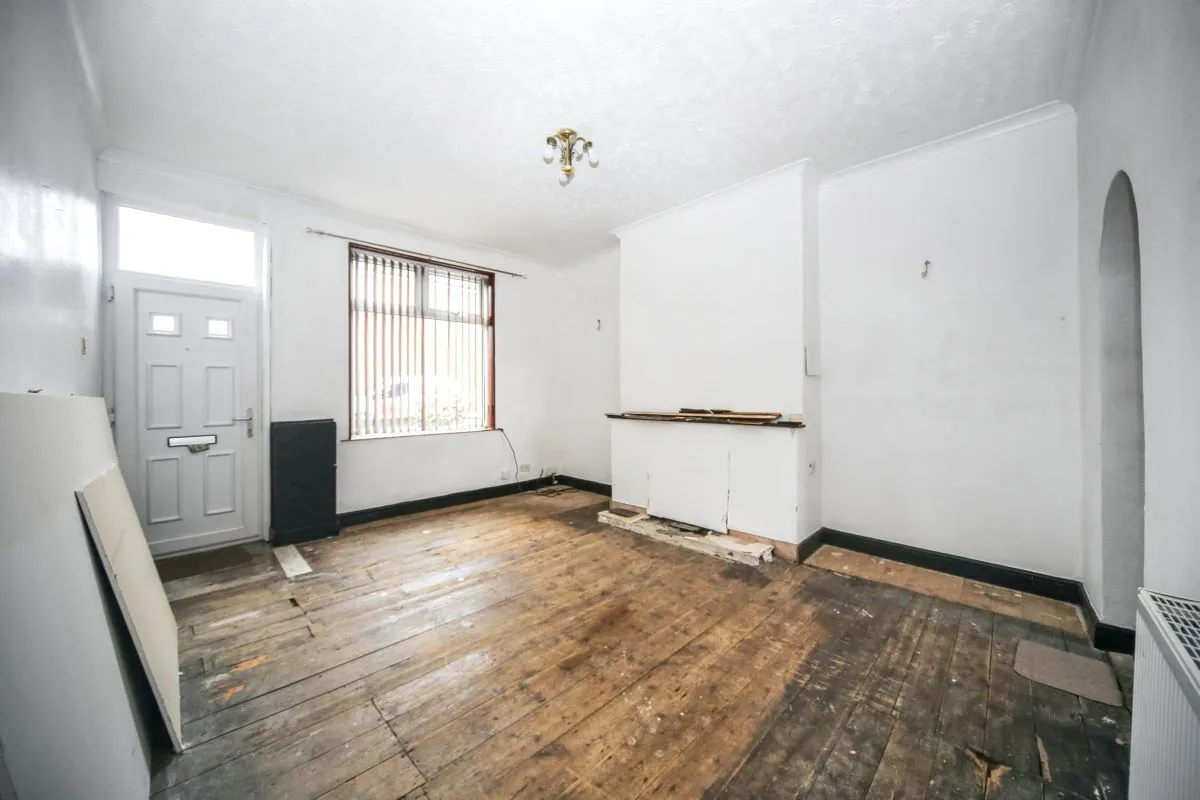 Online Property Auction in London: Oxford Grove, Bolton, BL1 4JH | Auction ends 22/10/2025, a Guide Price of £40,000+.