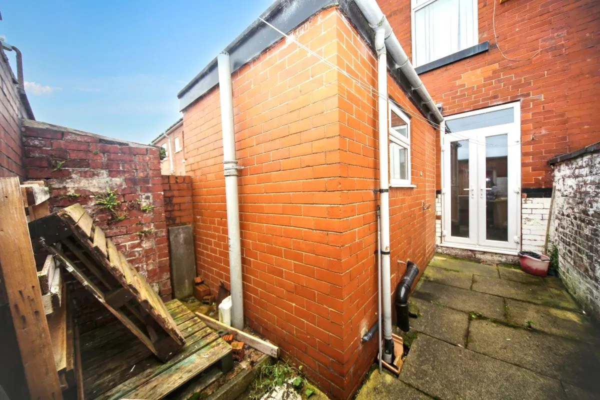 Online Property Auction in London: Oxford Grove, Bolton, BL1 4JH | Auction ends 22/10/2025, a Guide Price of £40,000+.