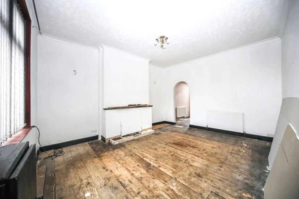 Online Property Auction in London: Oxford Grove, Bolton, BL1 4JH | Auction ends 22/10/2025, a Guide Price of £40,000+.