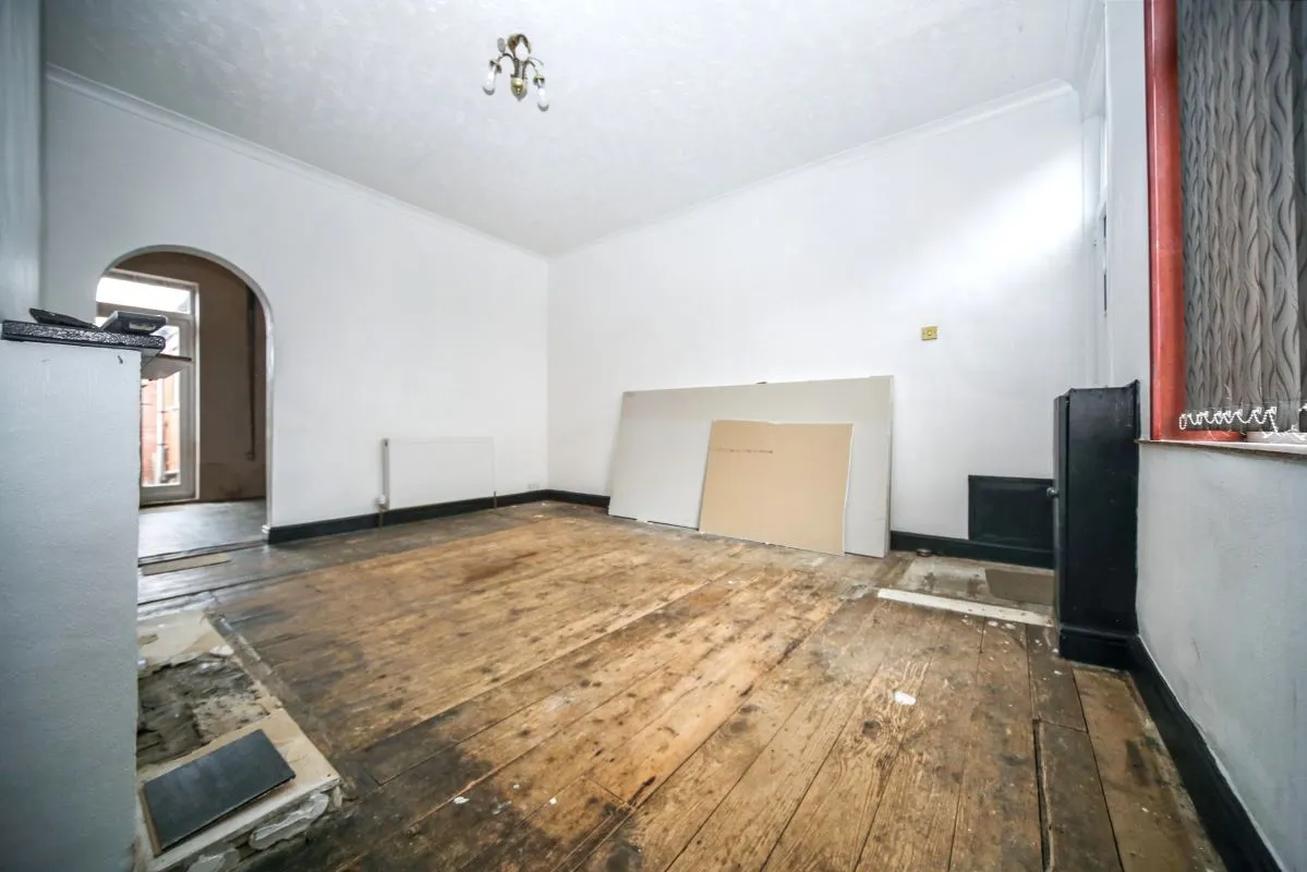 Online Property Auction in London: Oxford Grove, Bolton, BL1 4JH | Auction ends 22/10/2025, a Guide Price of £40,000+.