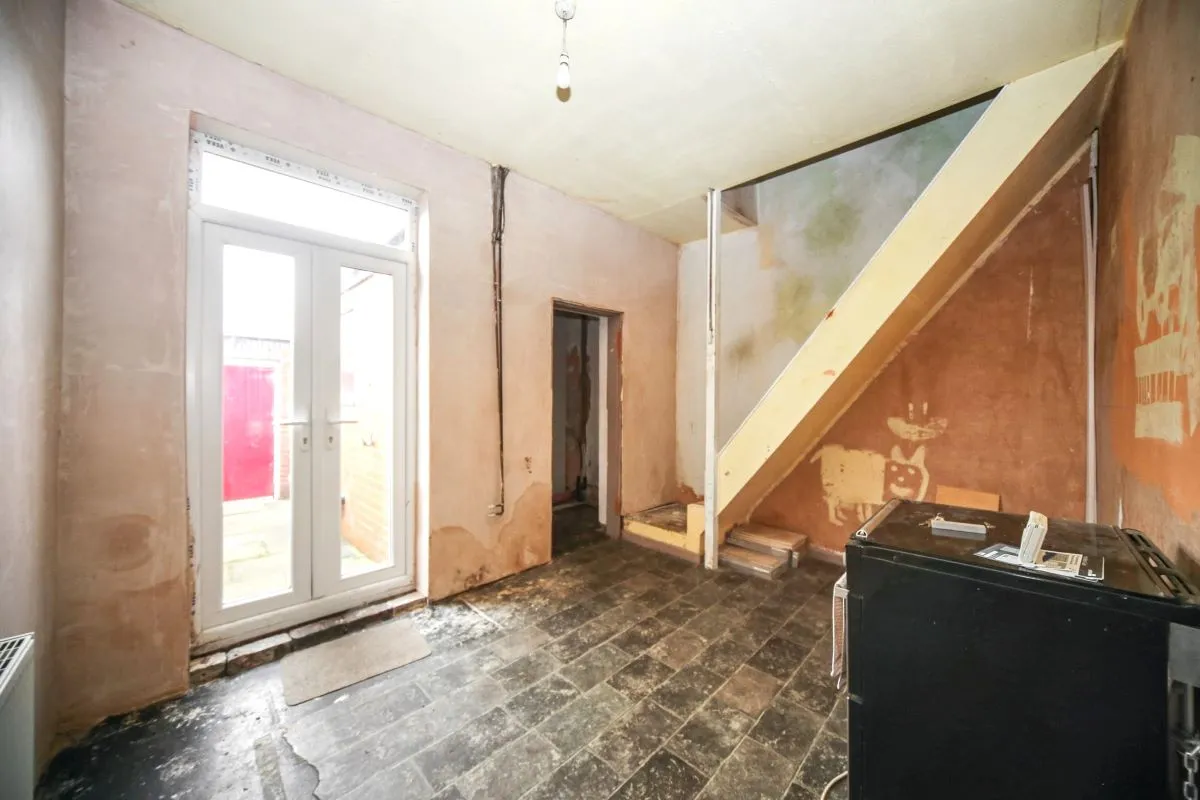 Online Property Auction in London: Oxford Grove, Bolton, BL1 4JH | Auction ends 22/10/2025, a Guide Price of £40,000+.