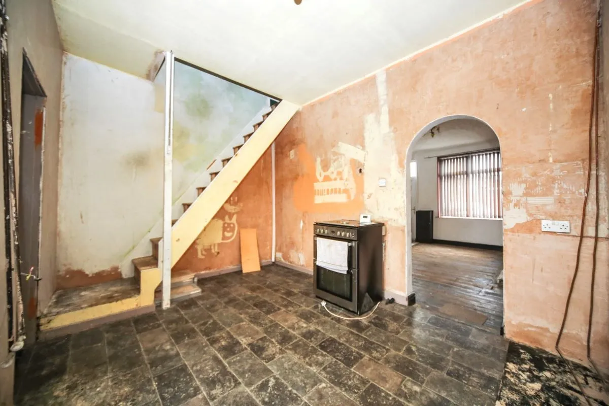 Online Property Auction in London: Oxford Grove, Bolton, BL1 4JH | Auction ends 22/10/2025, a Guide Price of £40,000+.