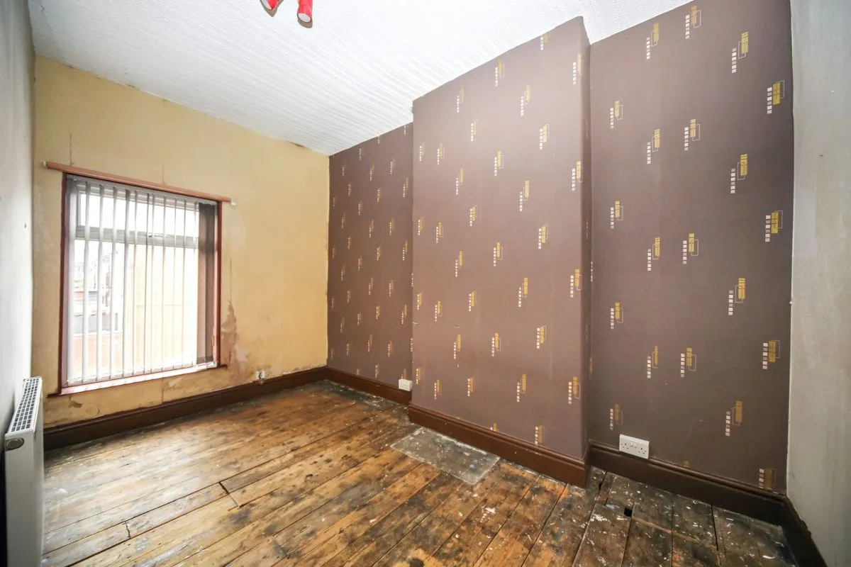 Online Property Auction in London: Oxford Grove, Bolton, BL1 4JH | Auction ends 22/10/2025, a Guide Price of £40,000+.
