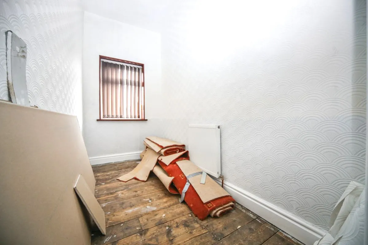 Online Property Auction in London: Oxford Grove, Bolton, BL1 4JH | Auction ends 22/10/2025, a Guide Price of £40,000+.