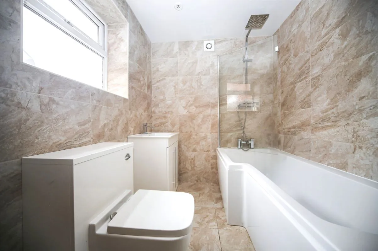 Online Property Auction in London: Oxford Grove, Bolton, BL1 4JH | Auction ends 22/10/2025, a Guide Price of £40,000+.