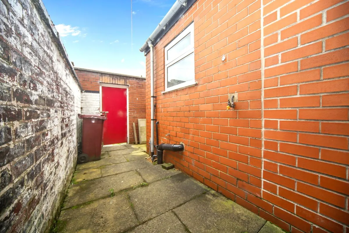 Online Property Auction in London: Oxford Grove, Bolton, BL1 4JH | Auction ends 22/10/2025, a Guide Price of £40,000+.